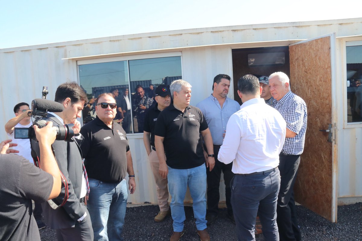 MDI_Paraguay's tweet photo. El Ministro del Interior @EnriqueRieraE en compañía del Comandante de la Policía Nacional y el Intendente de la ciudad de Asunción habilitaron las bases de operaciones del Grupo Lince, en la Costanera Norte y Costanera Sur, construidas con el apoyo de @AsuncionMuni. https://t.co/4oWrfMWcIg