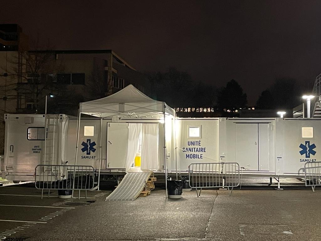 À Strasbourg ils ont augmenté la taille des urgences avec une unité mobile non médicalisée : ce qui permet de faire attendre plus de patients !