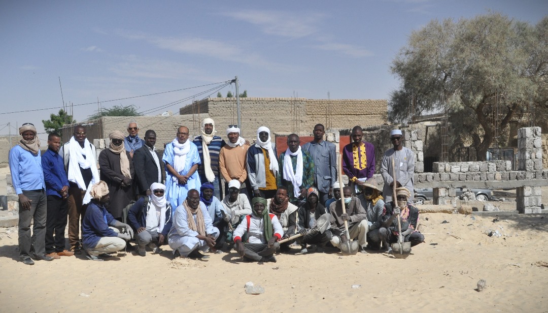 UnescoBamako's tweet photo. Dans le cadre de la sensibilisation des acteurs sur les mesures de réparations collectives dans l'affaire de Ahmad Al Faqi Al Mahdi, @UnescoBamako a organisé une visite du chantier de réhabilitation du mur de clôture du cimetière Sidi Mahamoud de #Tombouctou le mardi 19/12/23. https://t.co/5DRjjQJjJk