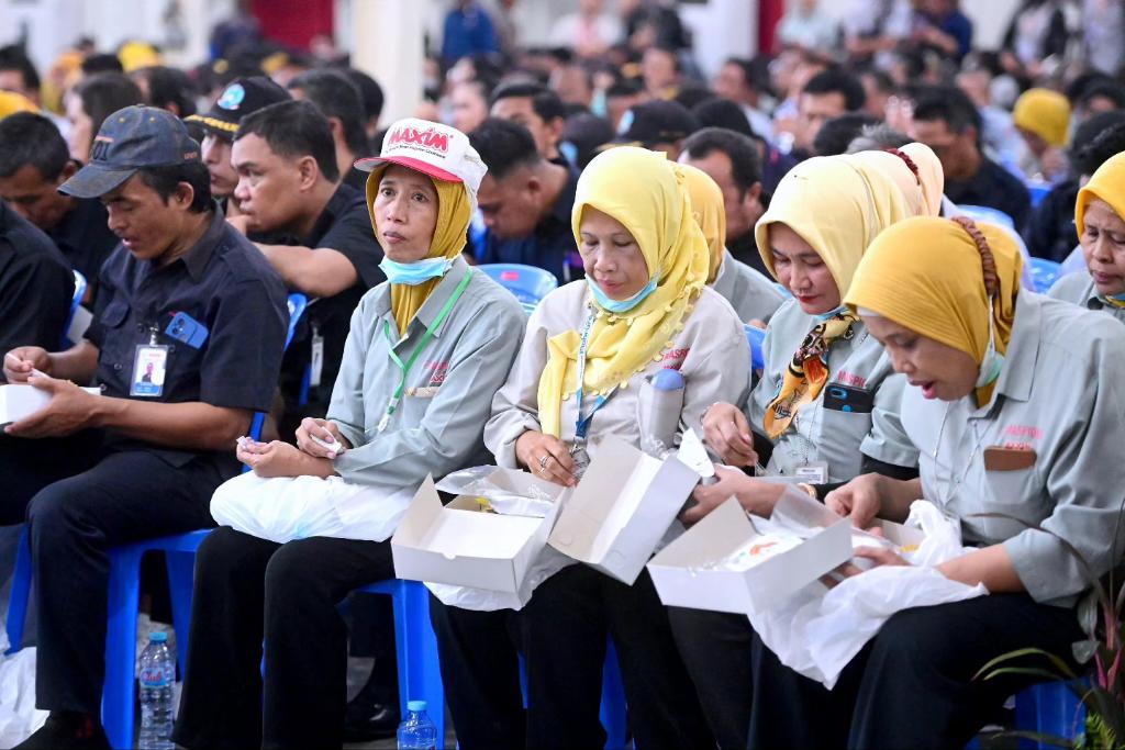 Waktu makan siang tiba saat saya mengunjungi pabrik PT Maspion Unit I di Kabupaten Sidoarjo, Jawa Timur, hari ini. Saya pun bersantap siang bersama para karyawan pabrik. Hidangannya berupa nasi kotak dengan lauk ayam suir bumbu merah, sambal goreng kentang, telur bacem, dan oseng