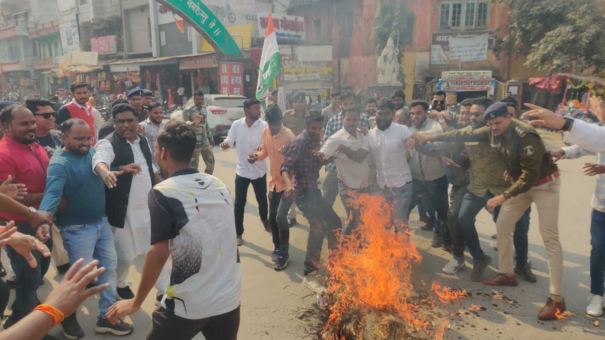 IYCChhattisgarh's tweet image. प्रदेश के हसदैव जंगलों में चल रही कटाई के विरोधी में जिला युवा कांग्रेस सारंगढ़ बिलाईगढ़ द्वारा प्रदेश सरकार का पुतला दहन कर विरोध प्रदर्शन किया गया।

#savehasdev