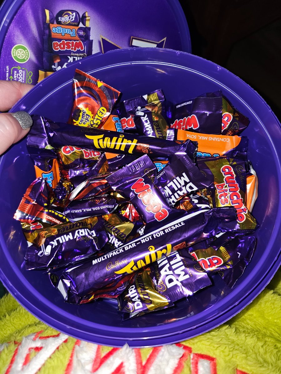 LouiseGilbert08's tweet photo. @Leigh_Cartlidge @CadburyUK Just found the same in ours! Thought we was off to the chocolate factory like we found a golden ticket 🤣 https://t.co/NO3y5HrR03