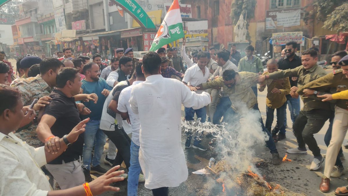 IYCChhattisgarh's tweet image. प्रदेश के हसदैव जंगलों में चल रही कटाई के विरोधी में जिला युवा कांग्रेस सारंगढ़ बिलाईगढ़ द्वारा प्रदेश सरकार का पुतला दहन कर विरोध प्रदर्शन किया गया।

#savehasdev