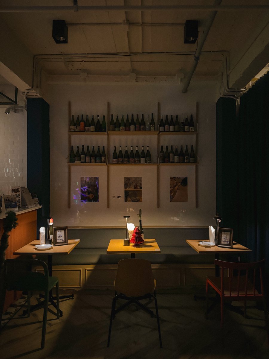 bjauntanywhere's tweet photo. ไวน์ลิสต์ของที่นี่ก็ค่อนข้างน่าสนใจครับ เขาจะเน้นไปทาง Natural wine เลือกมาได้หลากหลาย หลากสไตล์ชอบแนวไหนลองปรึกษาเขาได้ครับ ราคาก็มีตั้งแต่พันต้นถึงสองพันปลาย ซึ่งถือว่าเป็นราคาที่กำลังน่ารักเลยล่ะ นอกจากไวน์แล้วก็ยังมีเมนูอาหาร,ของกินเล่นอย่าง ของทอด/ชีสบอร์ด/พาสต้า แล้วทำออกมาได้ดีด้วย อร่อยหลายเมนูเลยครับ 🫒🧀🍝
.
📍 พิกัด : ติดริมถนนสีลม ใกล้ สีลม ซ.5
🚗 จอดรถได้ที่ : สีลมซอย 5 ริมกำแพง 🚝 BTS ศาลาแดง
🕰️ เปิดทุกวัน : 18:00-0:00 น. (ดนตรีสด พฤ-เสาร์)