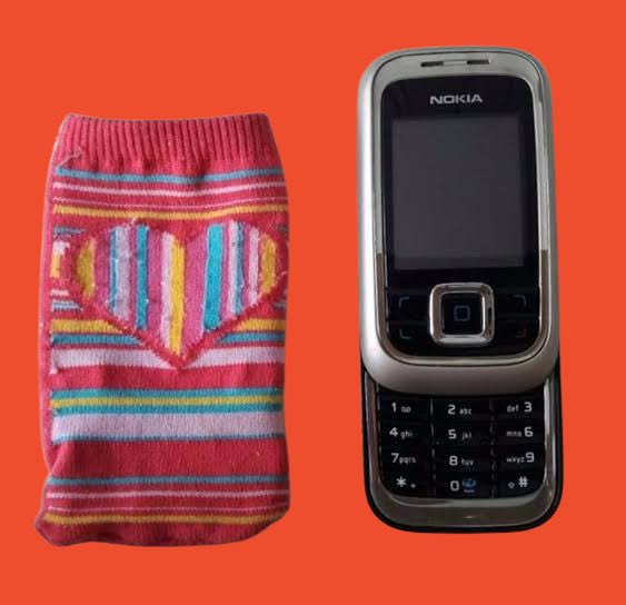 shopee_br's tweet photo. você percebe que está velho quando lembra que guardava o seu celular em uma meia https://t.co/fuSxXVYO7x