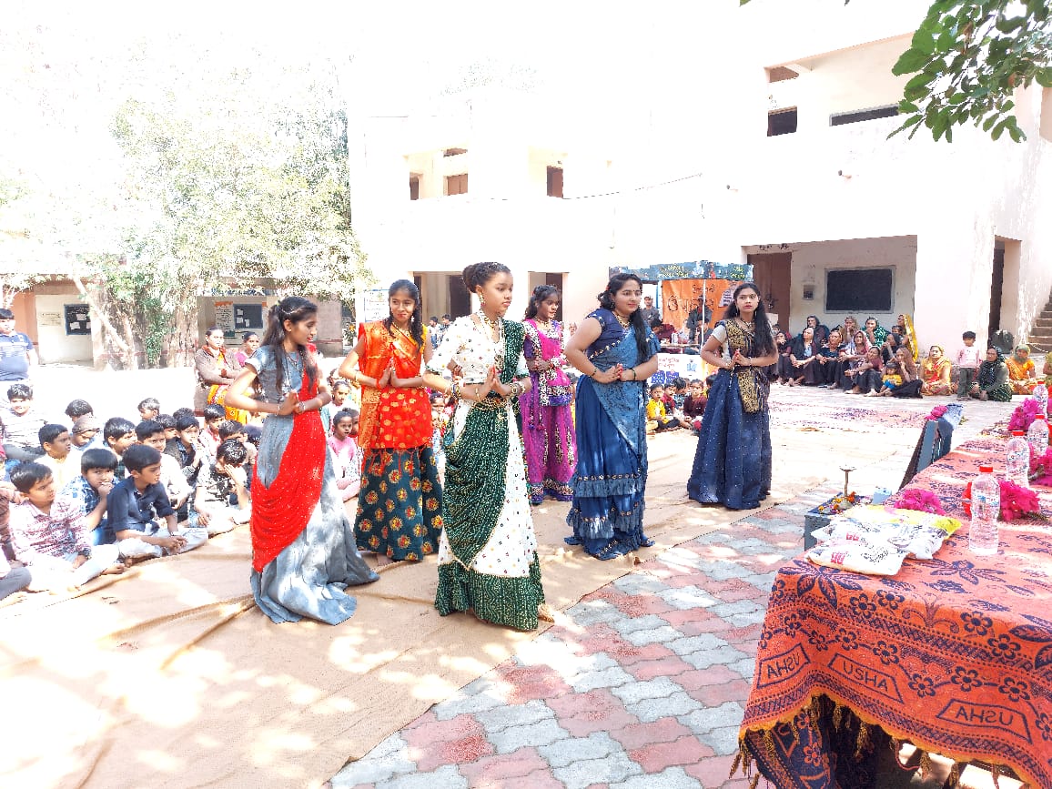 જામજોધપુરતાલુકાના રબારીકા ગામે વિકસિત ભારત સંકલ્પ યાત્રાના આગમન દરમ્યાન ઉપસ્થિત પદાધિકારી, અધિકારી તથા ગામલોકોએ માન.પ્રધાનમંત્રીશ્રીના લાભાર્થીઓ સાથેનો સંવાદ નિહાળ્યો.
યોજનાકીય સહાયનું વિતરણ તથા રાષ્ટ્ર વિકાસના શપથ ગ્રહણ કર્યા