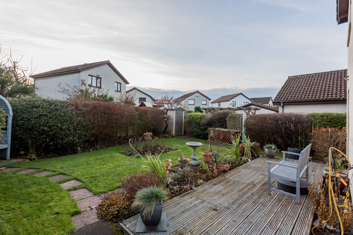 This immaculately presented detached villa is set in a quiet cul de sac location in a much admired estate in Erskine. The property has been well maintained by the current owner and has never been on the open market since it was built by L&amp;C Homes. 

Flures Drive, Erskine 🏡