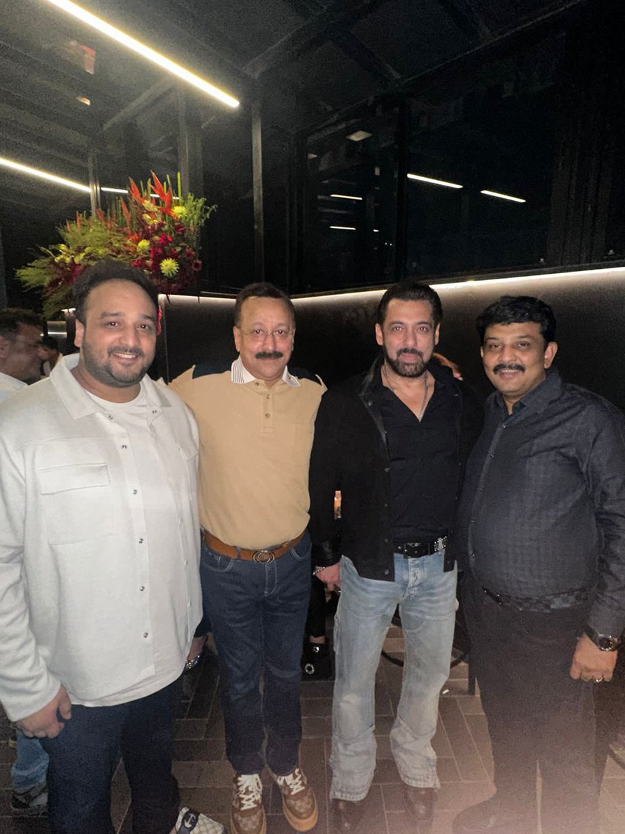 zeeshanBabaS's tweet photo. Bringing in bhai’s birthday last night https://t.co/hvVIJZBzA2