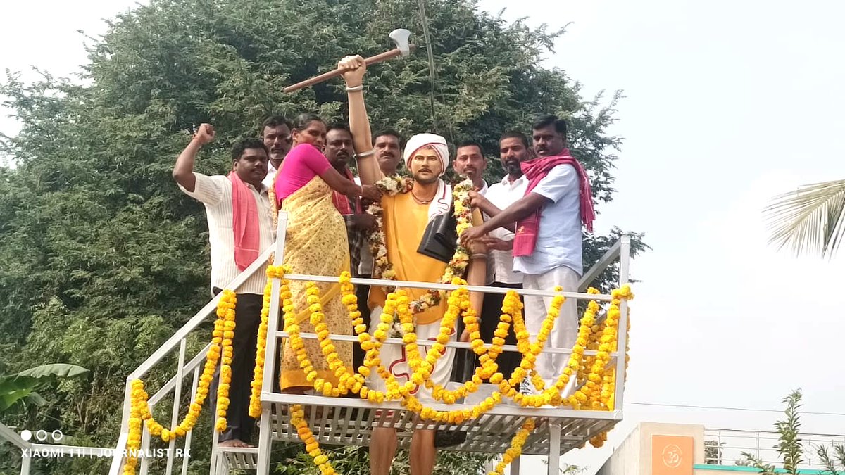 udutharavinder's tweet photo. మహబూబాబాద్ జిల్లా ఇనుగుర్తి మండలం #చిన్న_ముప్పారం గ్రామంలో తెలంగాణ సాయుధ పోరాట తొలి అమరుడు #దొడ్డి_కొమురయ్య విగ్రహావిష్కరణ కార్యక్రమానికి ముఖ్య అతిథిగా హాజరై మాట్లాడుతున్న #GMPS రాష్ట్ర ప్రధాన కార్యదర్శి ఉడుత రవీందర్...
@followers https://t.co/yaxWeEpWLC