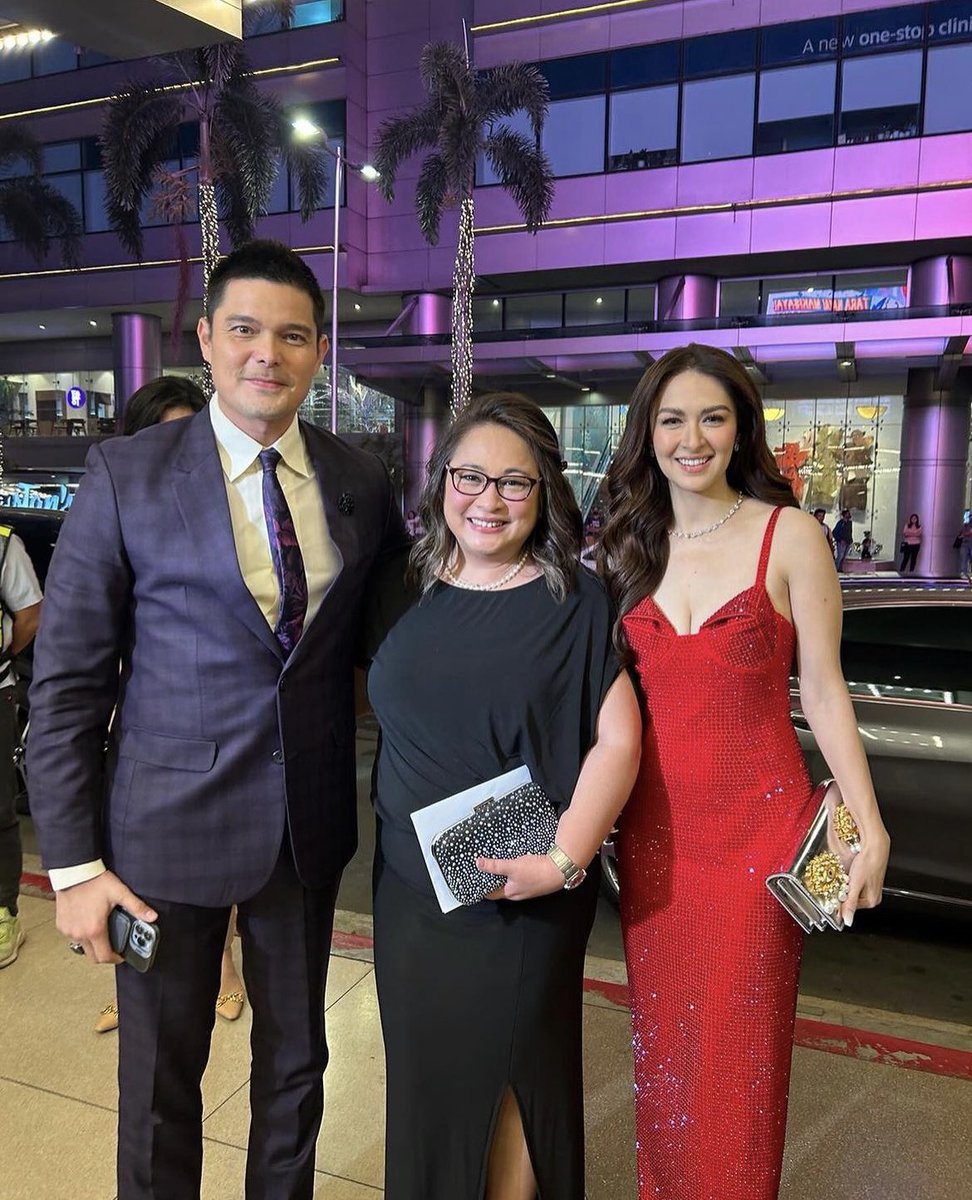 riseartistsph's tweet photo. Our Direk #MaeCruzAlviar with #DongYan at the red carpet of #MMFF2023AwardsNight for #Rewind ❤️✨ https://t.co/qRdmMe7vy6