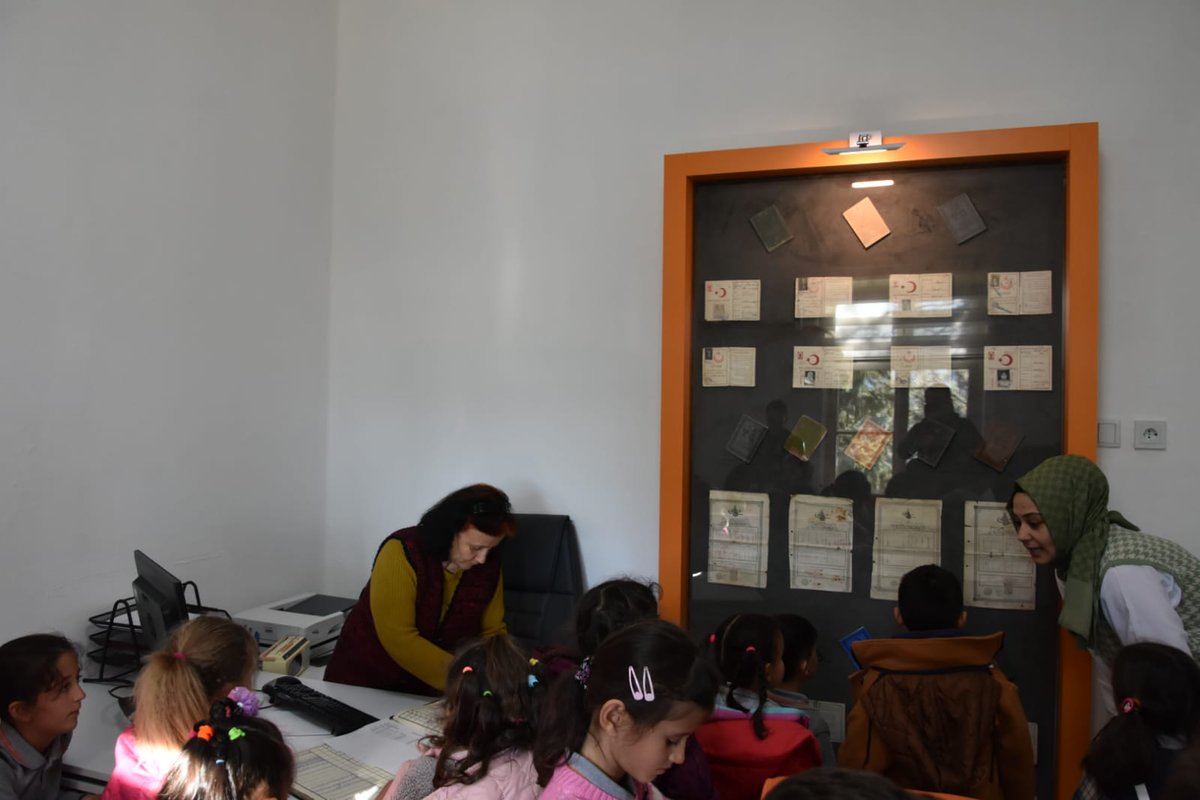 Kaymakamımız Sn. Saliha Karataş ve minik öğrencilerimizin Müdürlüğümüzü ziyaretinden kareler...🎉👫🎉 <a href="/AntalyaValilik/">T.C. Antalya Valiliği</a> <a href="/aksekikaymakam/">Akseki Kaymakamlığı</a> <a href="/BeyAzTamAY/">Ayse Ceylan</a>