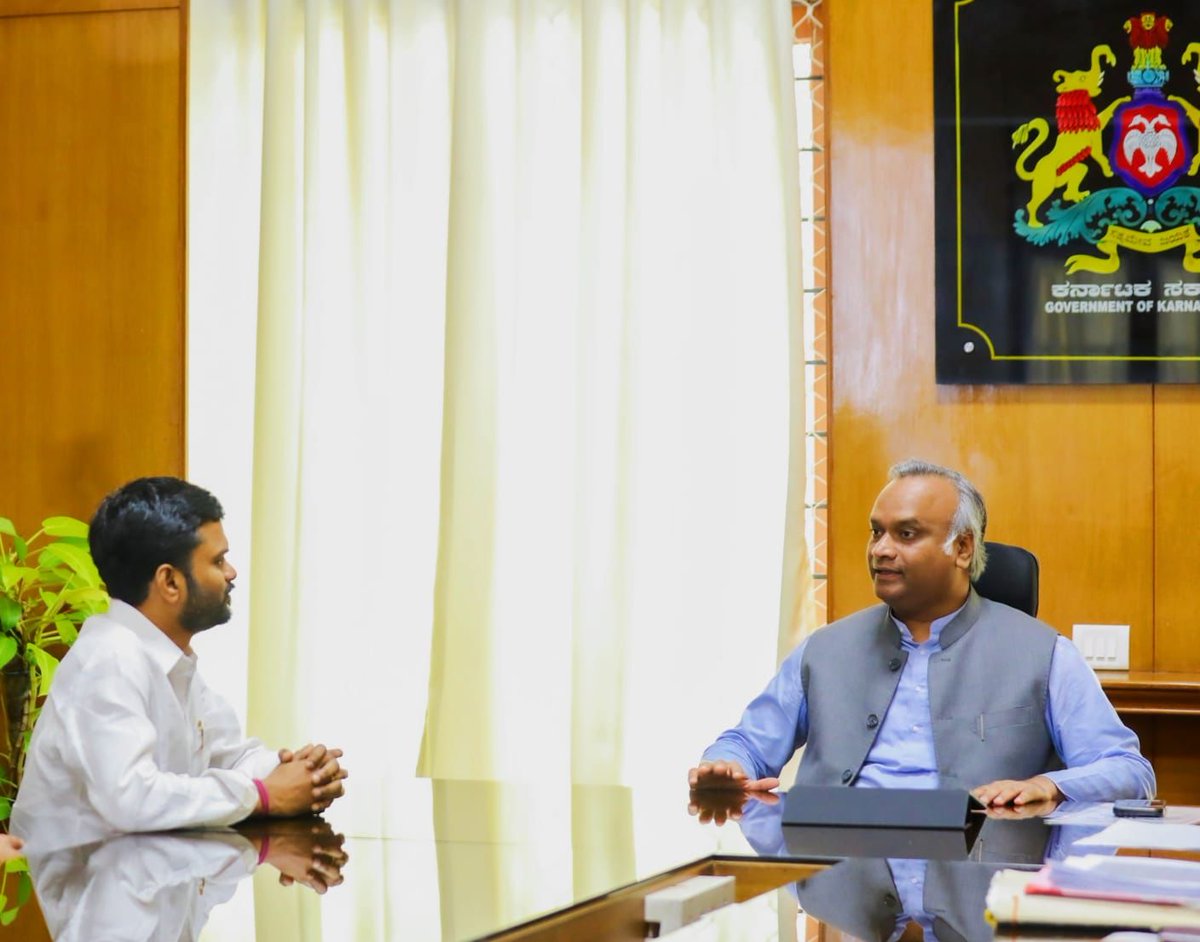 wtitcouncil's tweet image. Karnataka IT Minister Tags Hyderabad &amp;amp; Bangalore as ‘Country Cousins’

👉🏻 Soon-to-Be-Formed Cross-State Collaboration Committee Envisions a Collective Journey
👉🏻 @SundeepMakthala Applauds the ‘Country Cousin’ Vibe
👉🏻 Priyank Kharge’s Keynote Set for Jan 5th @ #WTITC Annual Summit