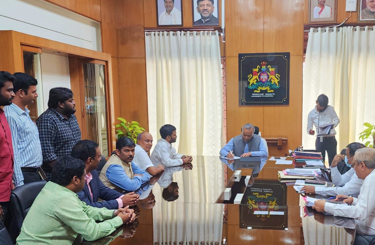 wtitcouncil's tweet image. Karnataka IT Minister Tags Hyderabad &amp;amp; Bangalore as ‘Country Cousins’

👉🏻 Soon-to-Be-Formed Cross-State Collaboration Committee Envisions a Collective Journey
👉🏻 @SundeepMakthala Applauds the ‘Country Cousin’ Vibe
👉🏻 Priyank Kharge’s Keynote Set for Jan 5th @ #WTITC Annual Summit