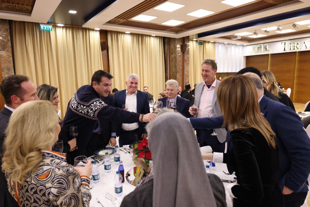AldrinDalipi's tweet photo. Kënaqësi e veçantë takimi me rastin e festës së Krishtlindjes 🎄 organizuar nga Kryetari i Bashkisë të Tiranës Erion Veliaj për krerët dhe përfaqësuesit e besimit Katolik, Orthodhoks dhe Vëllazërisë Ungjillore Shqiptare ☦️ 🙏 https://t.co/6Undo0yR8x