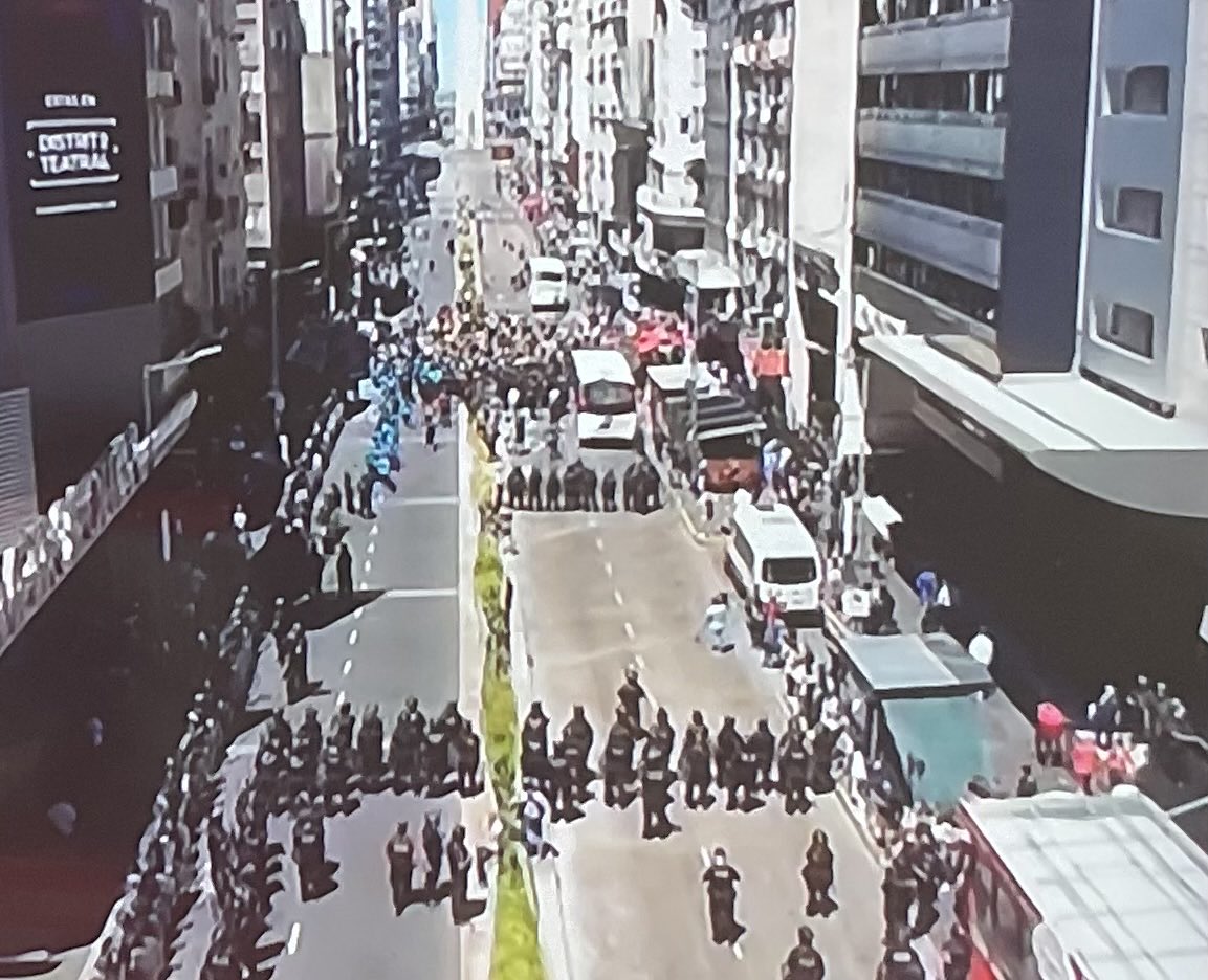 icevainillaice's tweet photo. La policía de la ciudad corta la Avda. Corrientes para que los manifestantes no corten la Avda. Corrientes. https://t.co/rDTnJnNVhN