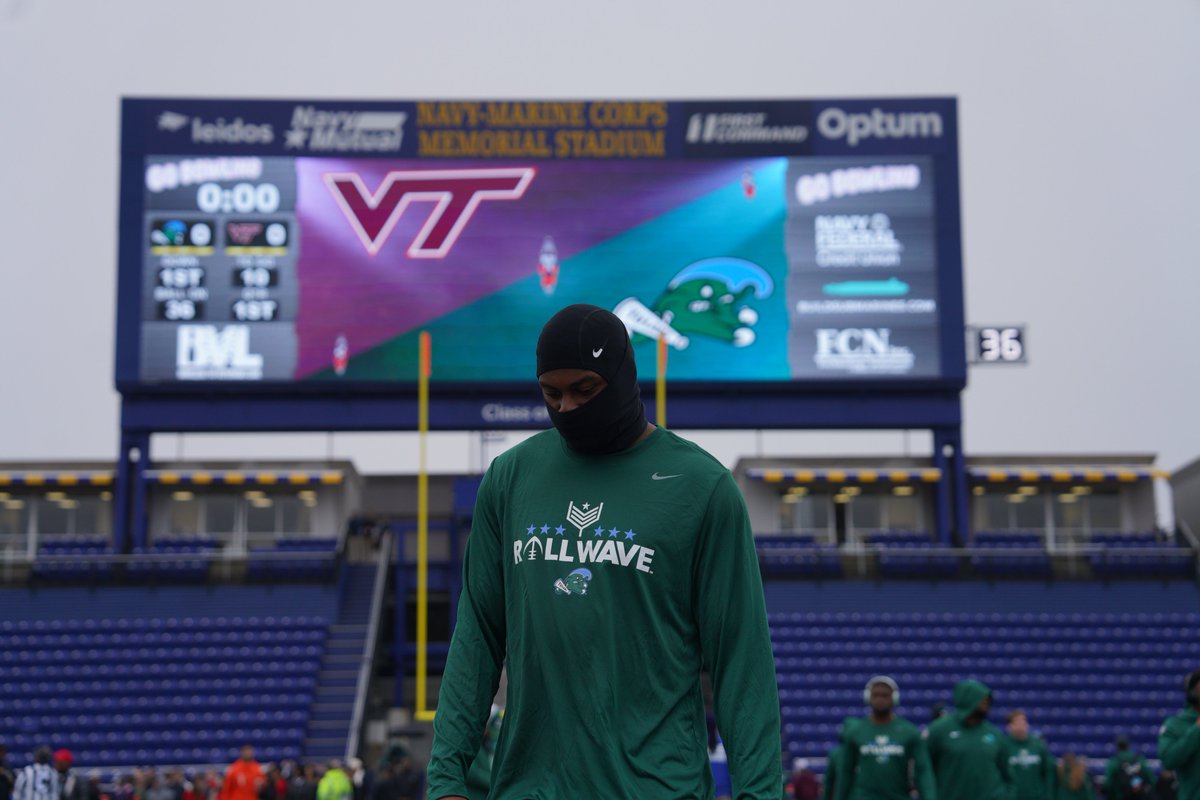 GreenWaveFB's tweet photo. The Wave is in the building!
#BowlWave | @BreezeAirways https://t.co/ZtVV9bkJdi