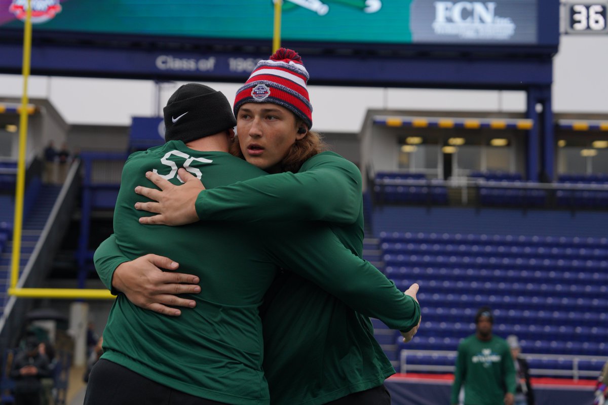 GreenWaveFB's tweet photo. The Wave is in the building!
#BowlWave | @BreezeAirways https://t.co/ZtVV9bkJdi