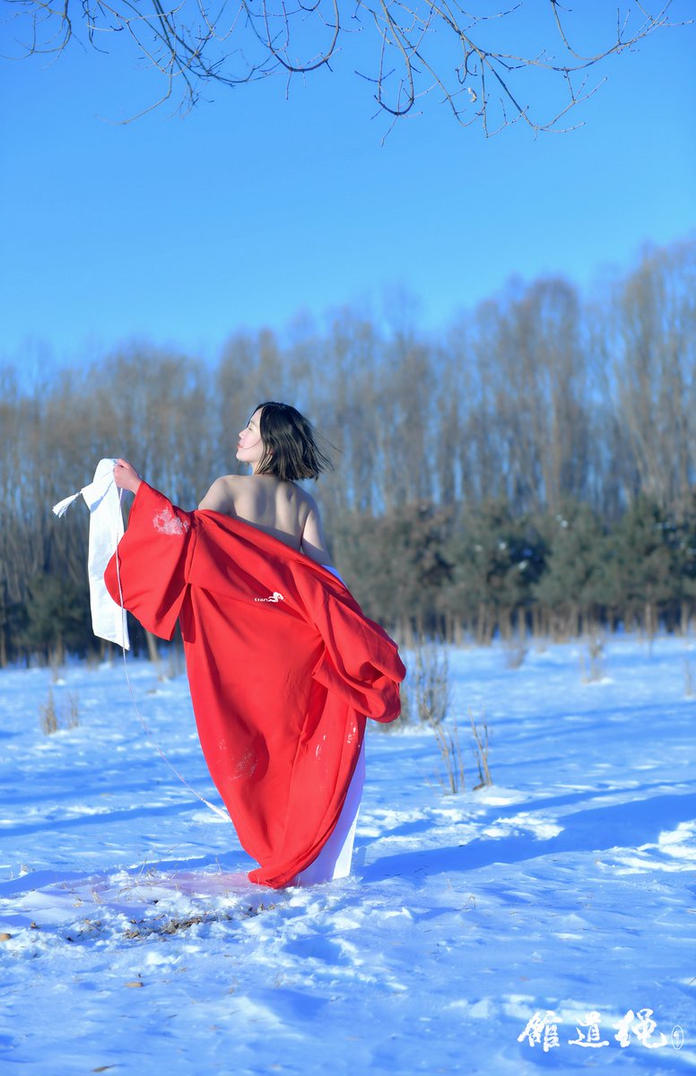 红色和服的她在雪地里奔跑玩耍，俨然一副仙女范@Some_fish_ 
#绳道馆 #雪地 #红衣露出 #雪地调教 #BDSM https://t.co/W6lcQGNp6c