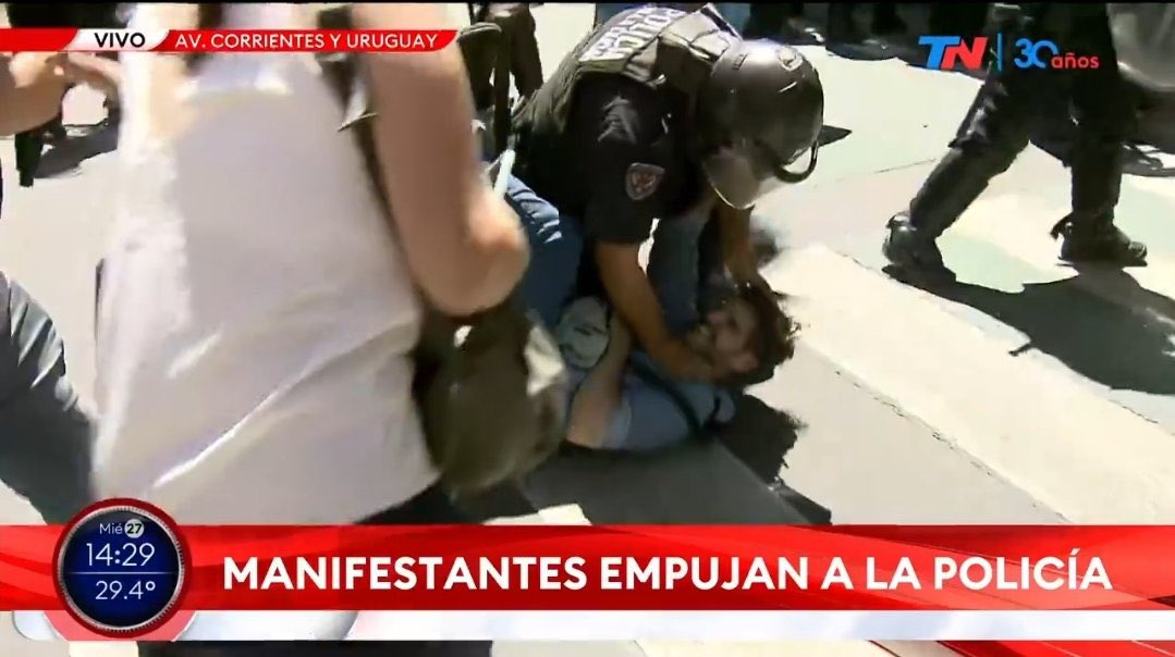Me parece que así no se empuja a la policía.
