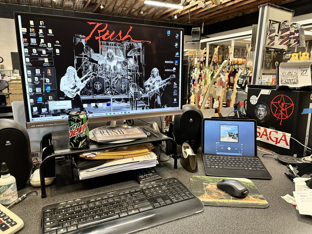 Rush74Kyle's tweet photo. #Xanadew continues here at the guitar shop @MurdockMusicUt !! Everyone gets to listen!! π π #Xanadu #AF2K #BringOutTheDoublenecks https://t.co/c9QyZwjyUH