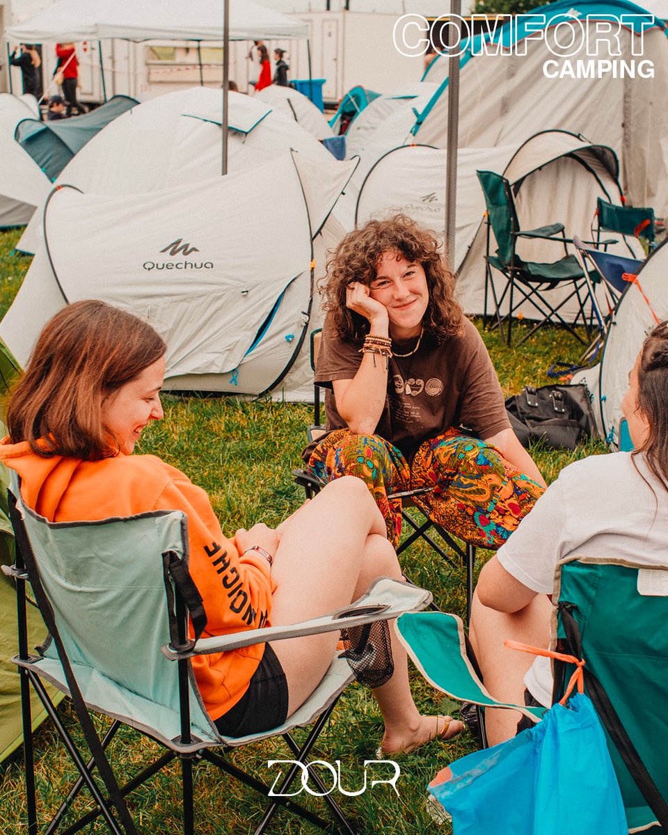 🌿 Comfort Camping : Ton  oasis au festival! 🌤️ Petits déj gratuits,  yoga, massages près des scènes. Confort & vibes 💛 👉 Réserve ton Pass Comfort pour l'expérience ultime chillax! 🎫 Lien en bio.  📸 : Laurence Guenoun