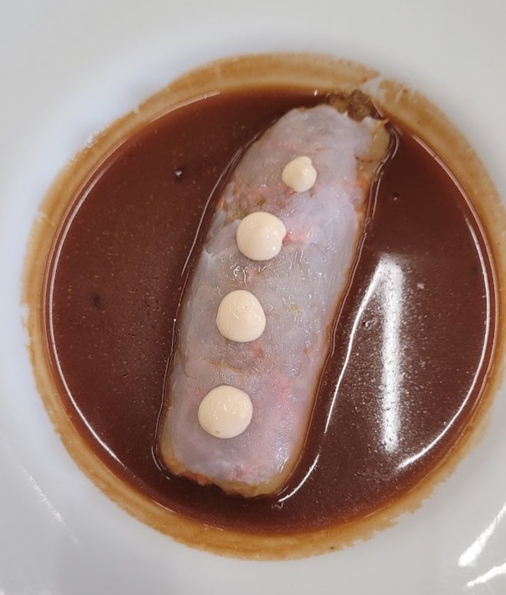 "Afrodisíaco en <a href="/casagarras/">Casa Garras</a>" 😛
1- Canelón de cigala relleno de boletus a la crema con puerro tierno y velouté de sus corales