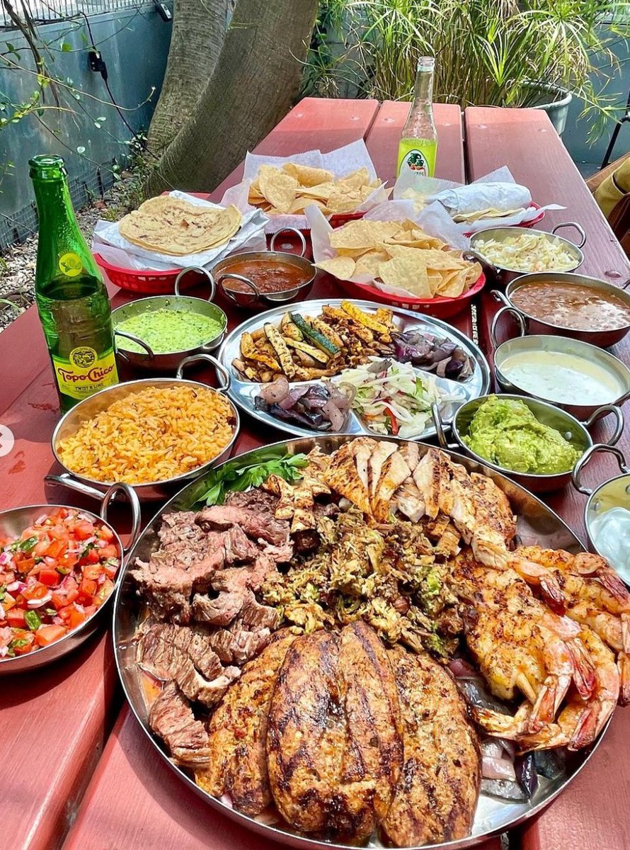 Need a catering order placed for your NYE party? Give us a call now -- only able to fulfill about 10 more orders before the 31st 

image: @stufftodoinhouston