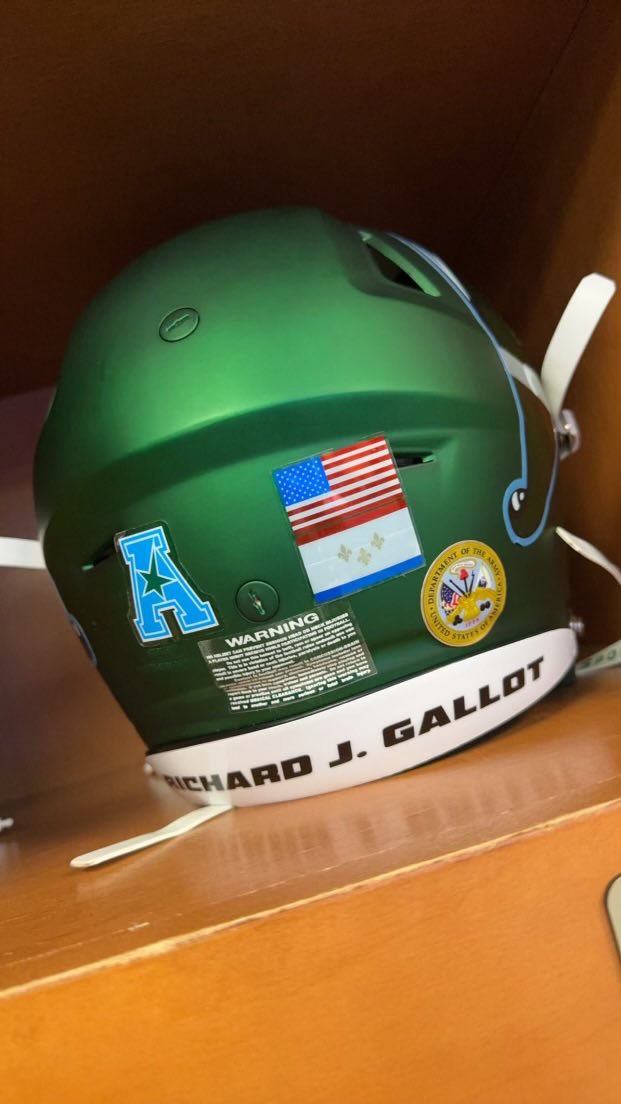 Our son ⁦<a href="/AJThomas27/">AJ “Red” Thomas 🌟</a>⁩ honoring the memory of “G-Daddy” (Army veteran) at today’s bowl game. ⁦<a href="/MilitaryBowl/">Go Bowling Military Bowl</a>⁩ ⁦<a href="/GreenWaveFB/">Tulane Football</a>⁩ ⁦<a href="/Tulane/">Tulane University</a>⁩ #Roll🌊