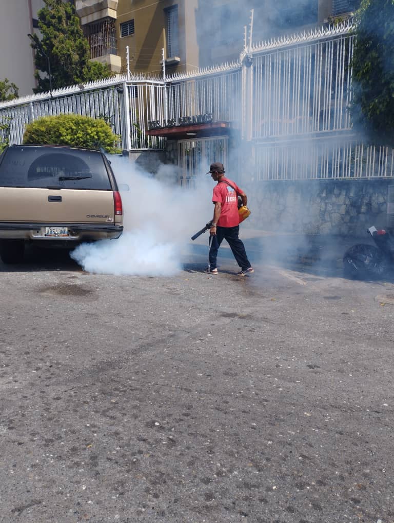 CC23SUR's tweet photo. @lAlcaldiasucre a través de la gestión realizada por el concejal Wilfredo Villegas, realizó la fumigación en las calles 2-2 A 2-3 A Urbina Sur con el objetivo de sanear la zona y minimizar la propagación de enfermedades como el Dengue. https://t.co/58pfFQu5wl