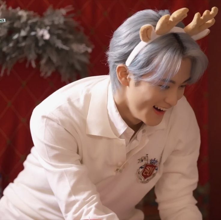 Under The Mistletoe

— Mark Lee few tweets au 

© Jeeunonia