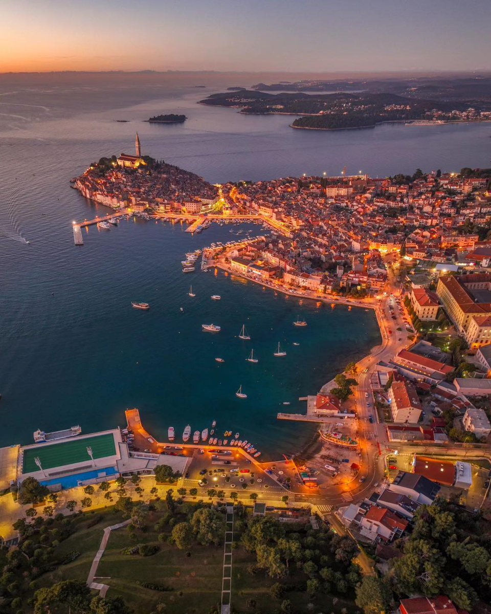 nritravelogue's tweet photo. Mesmerizing evening hues in #Rovinj, Croatia – where every sunset paints a masterpiece against the charming Adriatic backdrop. 🌅✨ #TravelPhotography #AdriaticViews https://t.co/Br5Ghv5Zb9