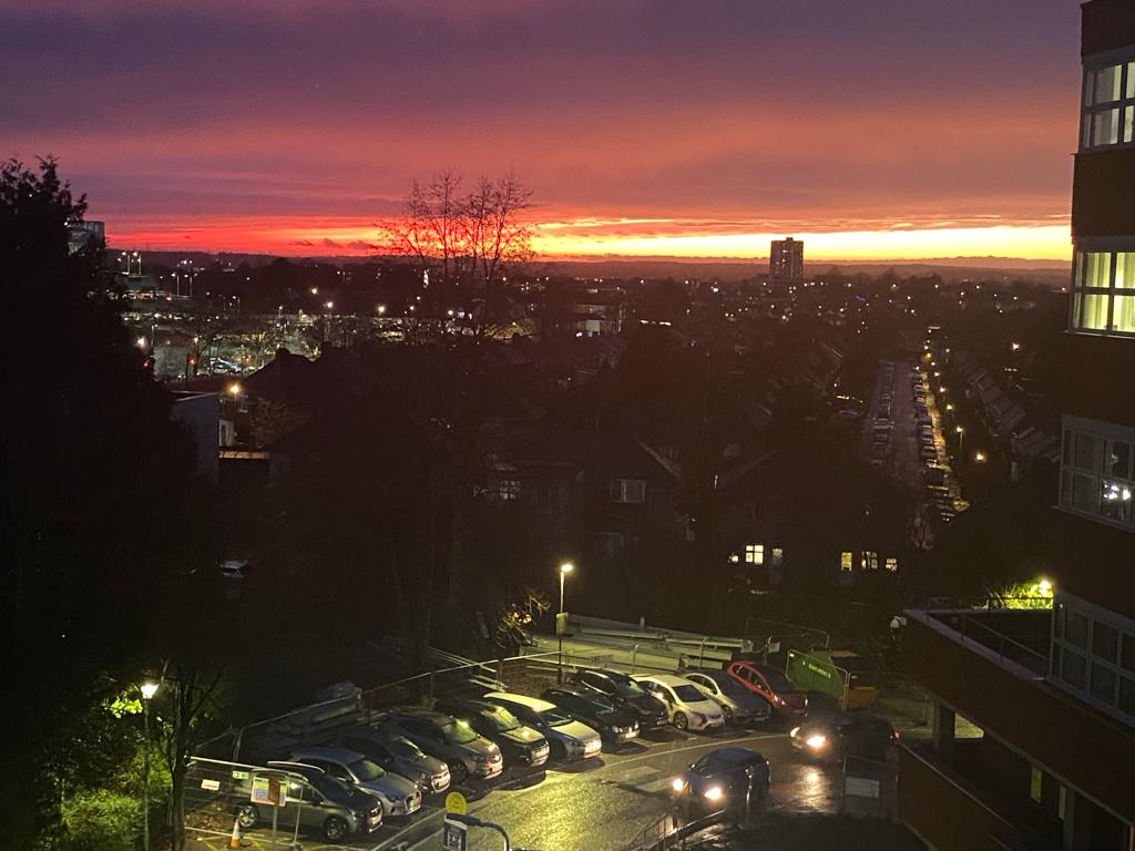 outreachsister's tweet photo. Lovely sunset seen from the @UHSFT roof garden at the #PrincessAnneHospital ๐ https://t.co/yb9m92DnK6