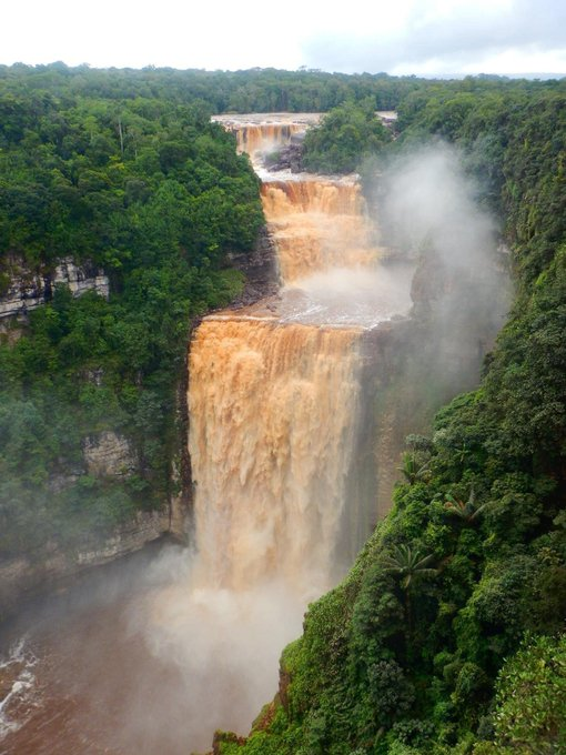 Las cataratas de Sakaika se encuentran en el río Ekereku. Territorio Esequibo, y poseen una altitud de 645 metros. Están situadas al este del poblado amerindio de Kwarugrung. #27Dic #MiMapa