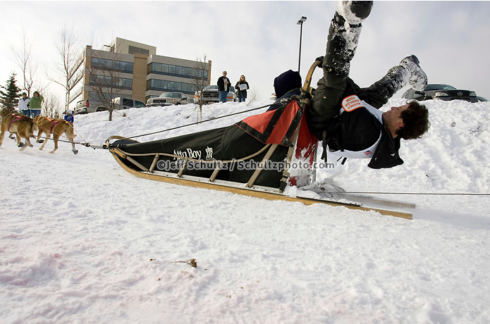 Wacky Wednesday!  Steve Madsen does a gymnast move on his sled on a trail in Anchorage, Alaska, during the 2006 Iditarod.   66 Days until the Ceremonial Start of the 2024 Iditarod - who's ready?!  #iditarod2024  #iditarod  #alaska  #sleddogs #wackywednesday

📸 @iditarodjeff