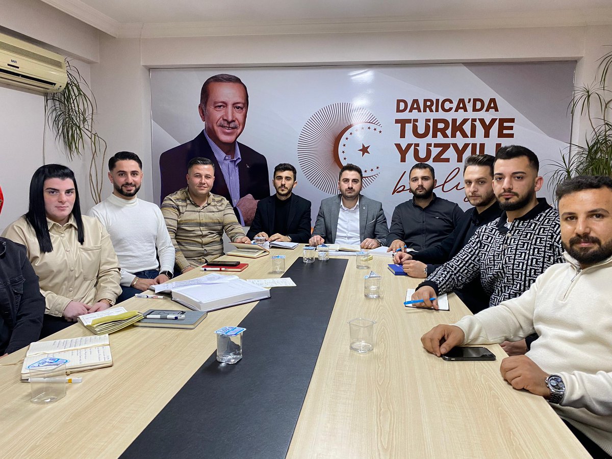 AKgencDarica's tweet photo. Haftalık Olağan İlçe Yönetim Kurulu Toplantımızı Gençlik Kolları Başkanımız Mehmet Arslan Başkanlığında, İl Yöneticimiz Yusuf Bayram'ın katılımıyla gerçekleşti.

Alınan kararlar hayırlara vesile olsun.

#akgençdarıca 
#türkiyeyüzyılı https://t.co/C1JLdb1dtE