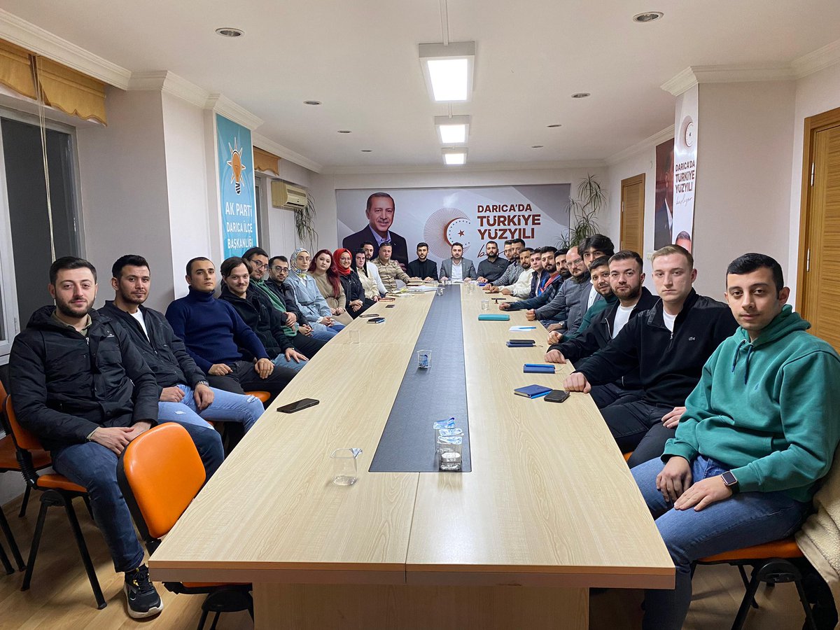 AKgencDarica's tweet photo. Haftalık Olağan İlçe Yönetim Kurulu Toplantımızı Gençlik Kolları Başkanımız Mehmet Arslan Başkanlığında, İl Yöneticimiz Yusuf Bayram'ın katılımıyla gerçekleşti.

Alınan kararlar hayırlara vesile olsun.

#akgençdarıca 
#türkiyeyüzyılı https://t.co/C1JLdb1dtE
