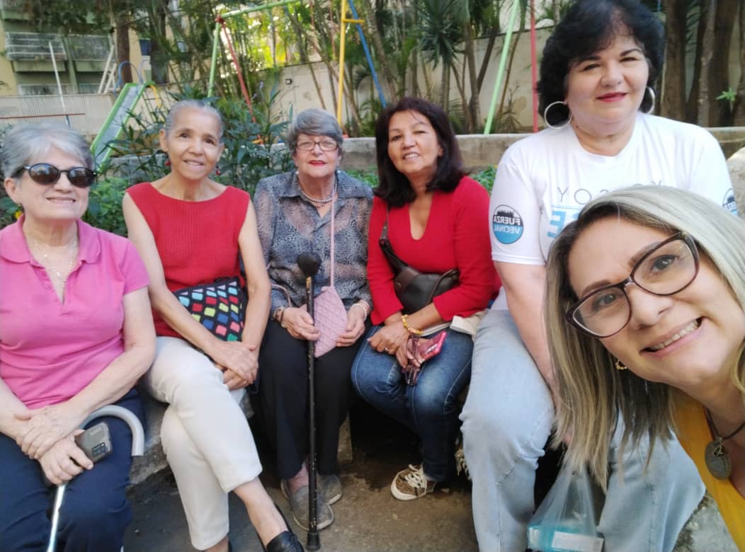 CC23SUR's tweet photo. La Donación de  un bastón y medicamentos para control de hipertensión a la Sra. Ligia Santana, de las Residencias Cosmo. Agradecemos al #Concejal @wilfredowillegas_ https://t.co/i16sTQPQkB