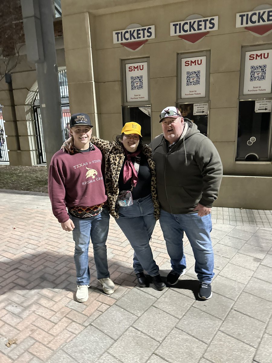 JulieMeranda's tweet photo. @kingswingrj at the Texas State game with my hubby and daughter! #cousintime https://t.co/irz2lrfTMU
