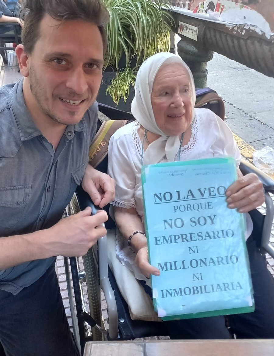Trumperizar's tweet photo. Descongelaron a las viejas de Plaza de Mayo para marchar contra Milei jajaja

Totalmente destrozado el kirchnerismo. https://t.co/7cXWNnNXvm