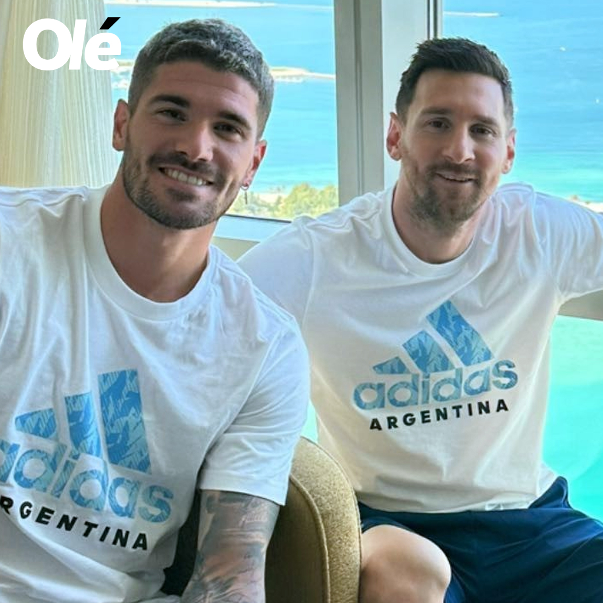 🇦🇷🤗 De Paul y su amistad con Messi: "Leo es como yo, es calentón. Cuando tiene esos enojos, hay que dejarlo. Se va la habitación y al rato por ahí voy yo, le toco la puerta y le pregunto si quiere unos mates".

💬 "Hay muchas mañanas en las que no hablamos. A veces porque estoy