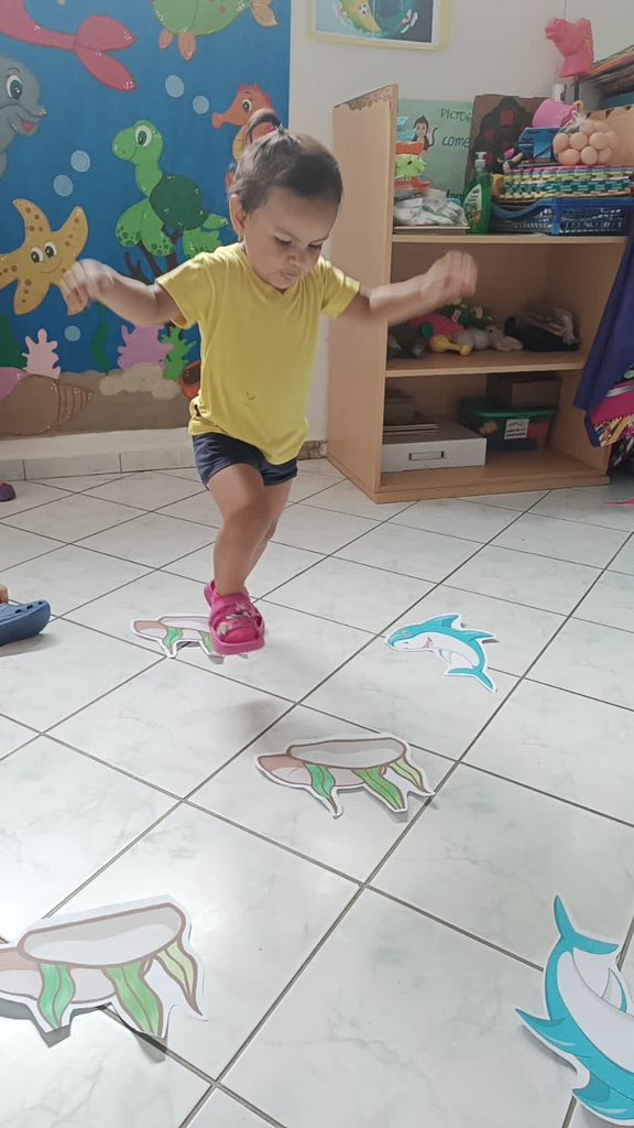 IntriagoMiranda's tweet photo. 📍En #Manta el Centro de Desarrollo Infantil San Ignacio de Loyola, en convenio con el Municipio de Manta, realizan actividades de identificación de sonidos de animales con el propósito de conocer las características físicas y su entorno. 👨‍👩‍👧‍👦
#ElNuevoEcuador https://t.co/yRBdC5Hz9D