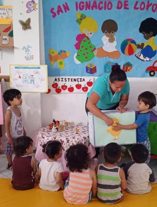 IntriagoMiranda's tweet photo. 📍En #Manta el Centro de Desarrollo Infantil San Ignacio de Loyola, en convenio con el Municipio de Manta, realizan actividades de identificación de sonidos de animales con el propósito de conocer las características físicas y su entorno. 👨‍👩‍👧‍👦
#ElNuevoEcuador https://t.co/yRBdC5Hz9D