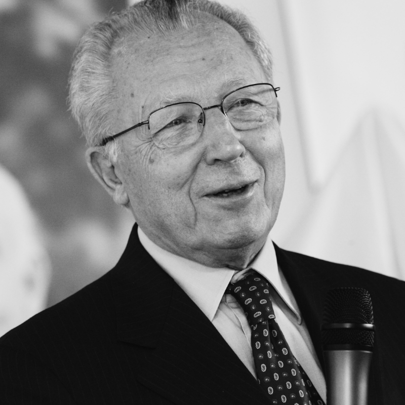 vonderleyen's tweet photo. Jacques Delors était un visionnaire qui a rendu notre Europe plus forte.

L’œuvre de sa vie est une Union européenne unie, dynamique et prospère.

Elle a façonné des générations entières d’Européens, dont la mienne.

Honorons son héritage en renouvelant sans cesse notre Europe.