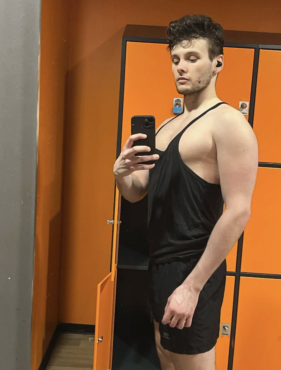 CocoRicard's tweet photo. Quote with your favorite gym pics of 2023 🎄 https://t.co/eKt9iSkonZ