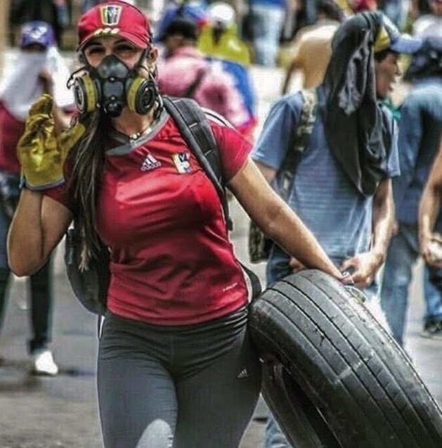 JohanLozada26's tweet photo. Manifestante          |         Manifestante
Venezolana.                       Chilena. https://t.co/cy89grwYvE