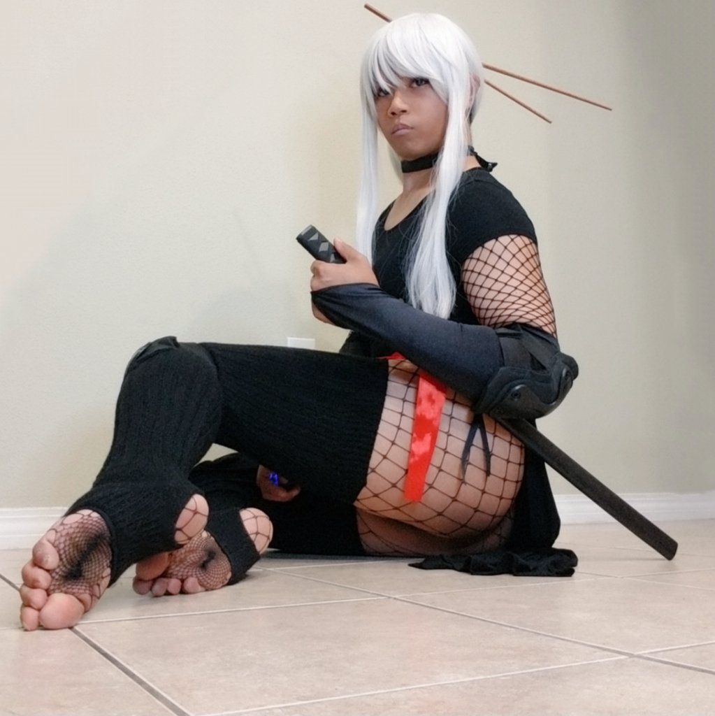 RinRisque's tweet photo. Yeah... This is better. Really grown fond of showing my legs and thighs.... and sometimes the cake.

#cosplay #Femboy #ninja #humpday https://t.co/zwiPj93pJo