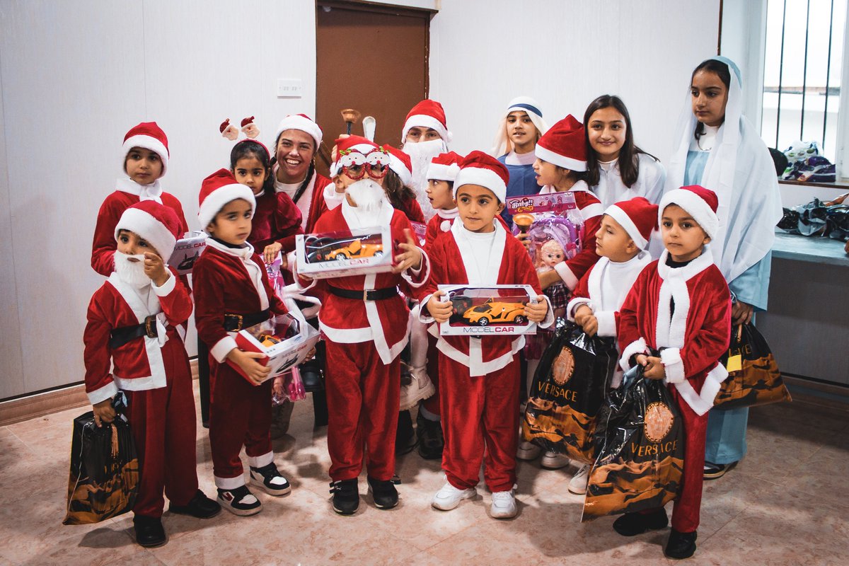 SOSCdOrient's tweet photo. 🇮🇶#Irak - Les volontaires distribuent des cadeaux de #Noël aux enfants du village de #Badaresh.

❤️Avec 50€, offrez 10 cadeaux de Noël aux enfants irakiens. Faites un don : https://t.co/SY3410LiUg
#chrétiensdOrient #NoëlEnOrient #Avent https://t.co/P5dJ6jTeCC