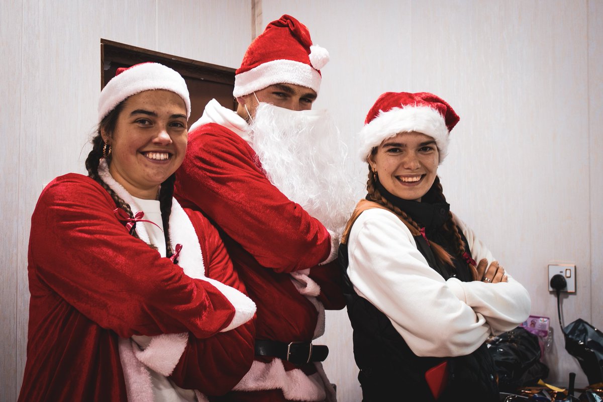SOSCdOrient's tweet photo. 🇮🇶#Irak - Les volontaires distribuent des cadeaux de #Noël aux enfants du village de #Badaresh.

❤️Avec 50€, offrez 10 cadeaux de Noël aux enfants irakiens. Faites un don : https://t.co/SY3410LiUg
#chrétiensdOrient #NoëlEnOrient #Avent https://t.co/P5dJ6jTeCC