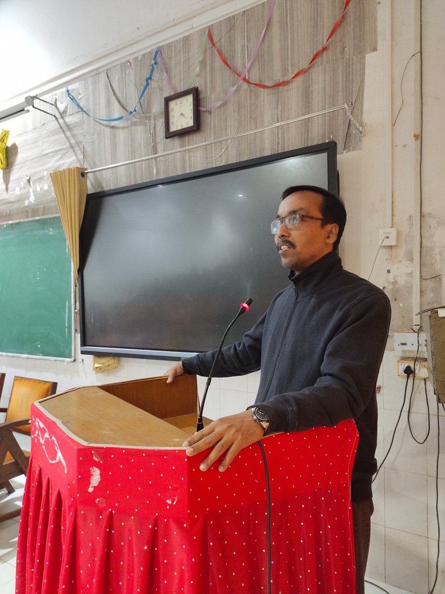 AmitavaRakshit3's tweet photo. #PtMadanMohanMalaviyaJayanti Feeling the fragrance of Malviyaji's leadership ,knowledge &amp; capability by sharing  emphasizing the works of Pandit Madan Mohan Malaviya with the young minds of JAUNPUR on the occasion of his 162nd birth anniversary @directoragbhu @deanagbhu @bhupro https://t.co/gisNzUQOfu