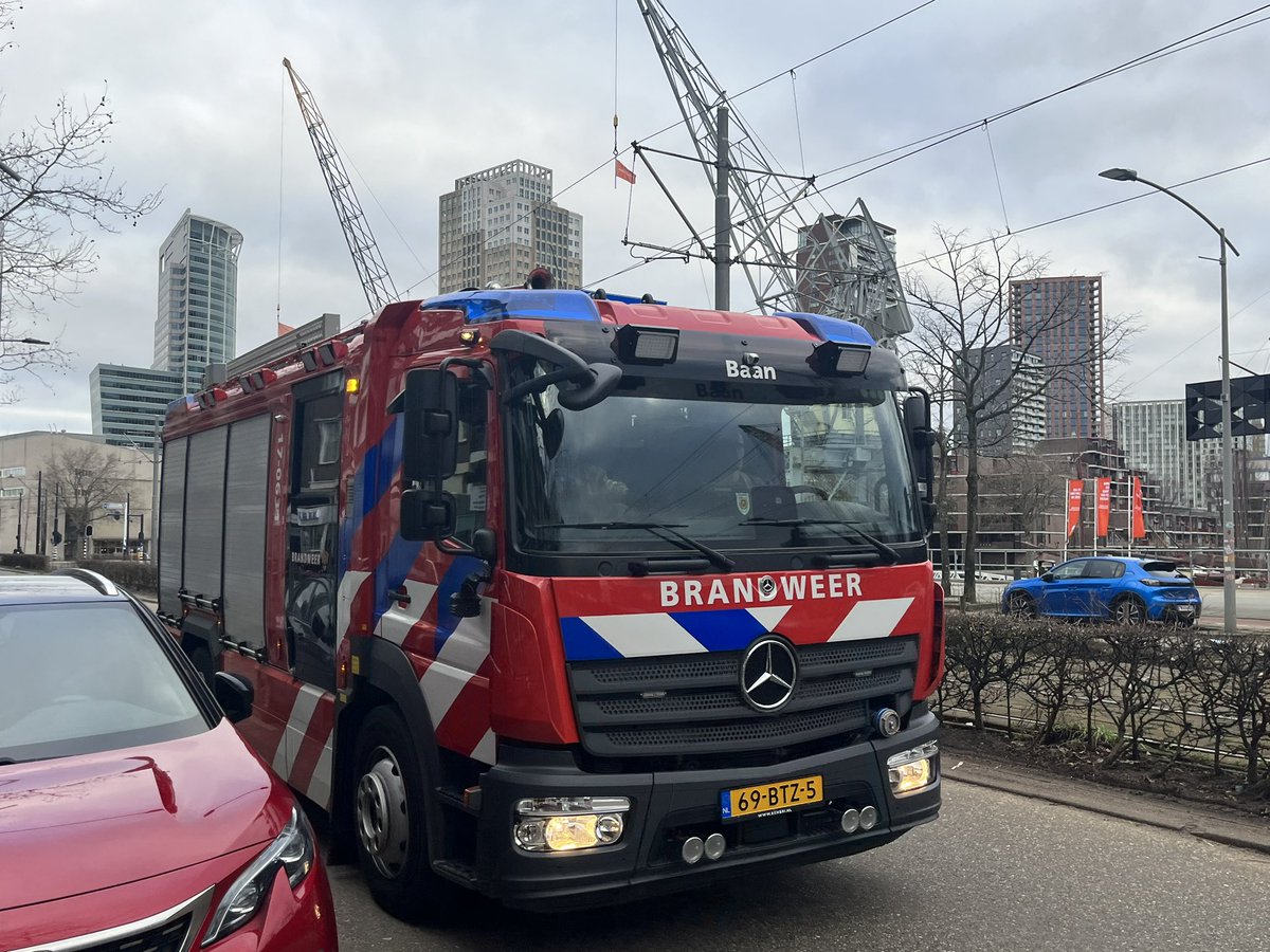 Gisteren op de 1 e Blekershof in Rotterdam  Dreigde een Raam van 4 hoog naar Beneden te vallen Brandweer is terplekke Foto’s Rik Bos